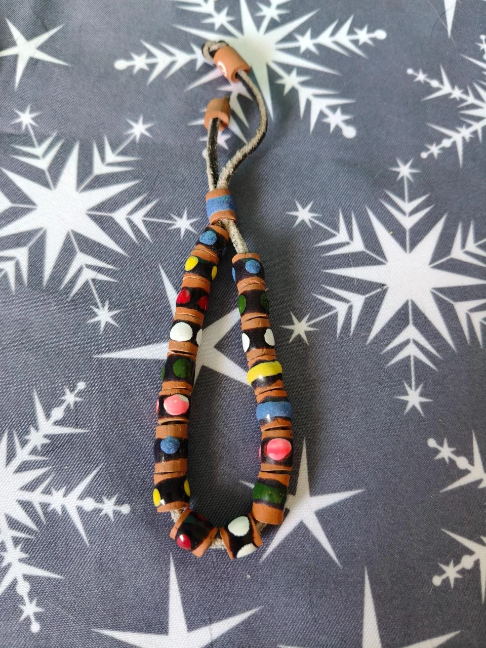 Pulseira Artesanal Multicor com Peças de Barro/Cerâmica "Cuba"